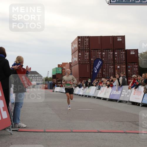 03.10.2025 - Köhlbrandbrückenlauf Yannick Fuchs http://msf.ph/oto/8982374 03.10.2025 15:44:53 Ziel 7004 meine-sportfotos.de