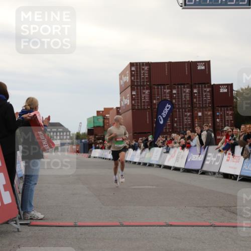 03.10.2025 - Köhlbrandbrückenlauf Yannick Fuchs http://msf.ph/oto/8982375 03.10.2025 15:44:53 Ziel 7004 meine-sportfotos.de