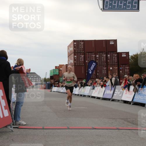 03.10.2025 - Köhlbrandbrückenlauf Yannick Fuchs http://msf.ph/oto/8982376 03.10.2025 15:44:54 Ziel 7004 meine-sportfotos.de