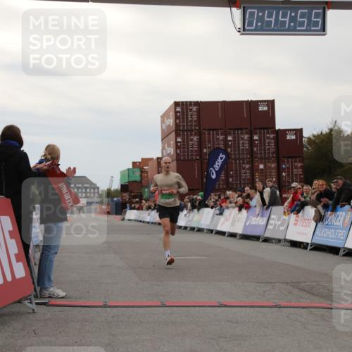 03.10.2025 - Köhlbrandbrückenlauf Yannick Fuchs http://msf.ph/oto/8982377 03.10.2025 15:44:54 Ziel 7004 meine-sportfotos.de