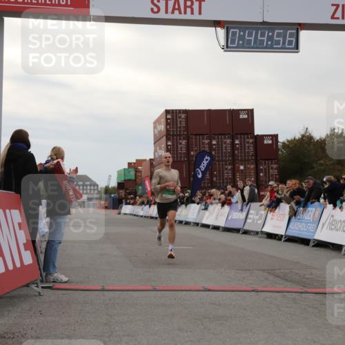 03.10.2025 - Köhlbrandbrückenlauf Yannick Fuchs http://msf.ph/oto/8982378 03.10.2025 15:44:54 Ziel 7004 meine-sportfotos.de