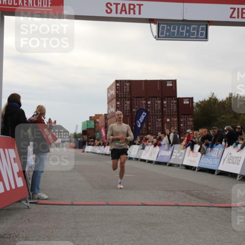 03.10.2025 - Köhlbrandbrückenlauf Yannick Fuchs http://msf.ph/oto/8982379 03.10.2025 15:44:54 Ziel 7004 meine-sportfotos.de