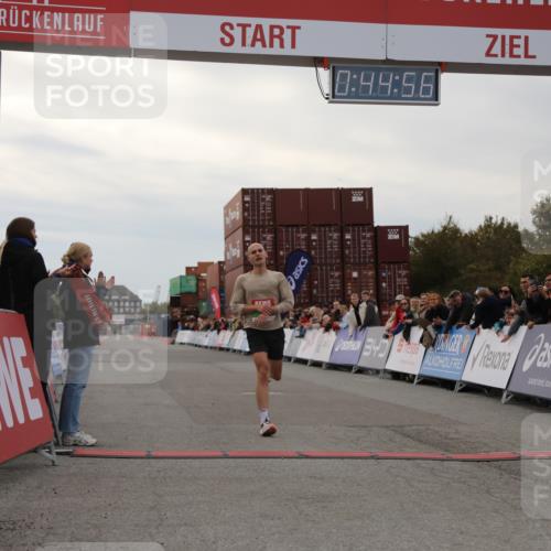 03.10.2025 - Köhlbrandbrückenlauf Yannick Fuchs http://msf.ph/oto/8982380 03.10.2025 15:44:55 Ziel 7004 meine-sportfotos.de