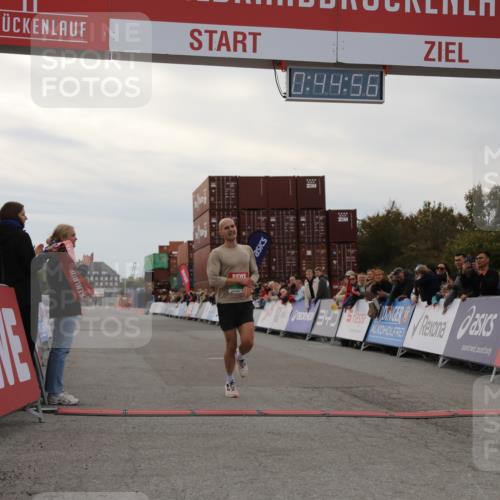 03.10.2025 - Köhlbrandbrückenlauf Yannick Fuchs http://msf.ph/oto/8982381 03.10.2025 15:44:55 Ziel 7004 meine-sportfotos.de