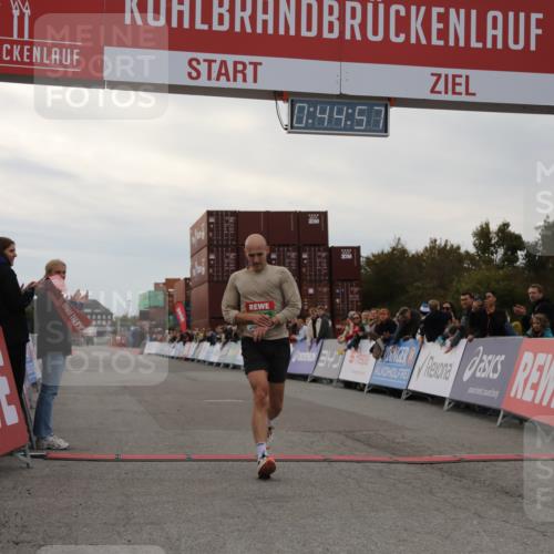 03.10.2025 - Köhlbrandbrückenlauf Yannick Fuchs http://msf.ph/oto/8982383 03.10.2025 15:44:55 Ziel 7004 meine-sportfotos.de