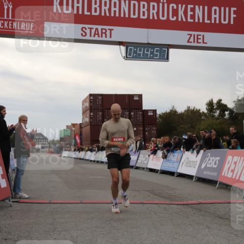 03.10.2025 - Köhlbrandbrückenlauf Yannick Fuchs http://msf.ph/oto/8982384 03.10.2025 15:44:55 Ziel 7004 meine-sportfotos.de