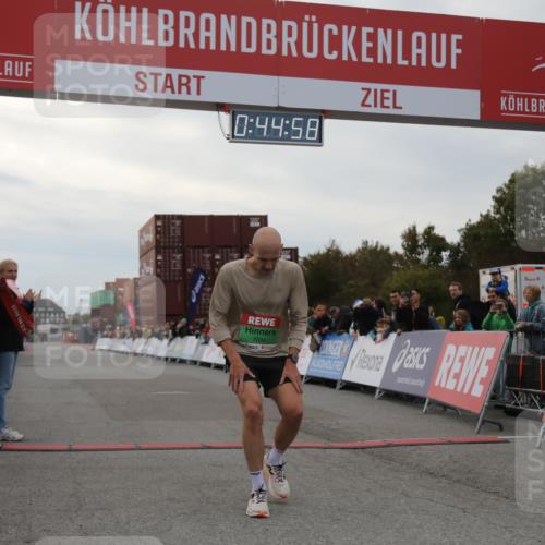 03.10.2025 - Köhlbrandbrückenlauf Yannick Fuchs http://msf.ph/oto/8982385 03.10.2025 15:44:56 Ziel 7004 meine-sportfotos.de