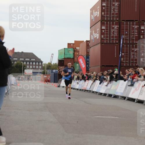 03.10.2025 - Köhlbrandbrückenlauf Yannick Fuchs http://msf.ph/oto/8982391 03.10.2025 15:45:26 Ziel 9148 meine-sportfotos.de