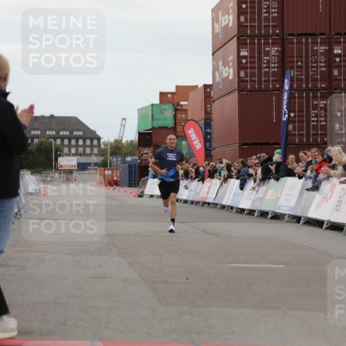 03.10.2025 - Köhlbrandbrückenlauf Yannick Fuchs http://msf.ph/oto/8982392 03.10.2025 15:45:27 Ziel 9148 meine-sportfotos.de