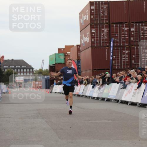 03.10.2025 - Köhlbrandbrückenlauf Yannick Fuchs http://msf.ph/oto/8982393 03.10.2025 15:45:28 Ziel 9148 meine-sportfotos.de