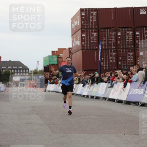 03.10.2025 - Köhlbrandbrückenlauf Yannick Fuchs http://msf.ph/oto/8982395 03.10.2025 15:45:29 Ziel 9148 meine-sportfotos.de