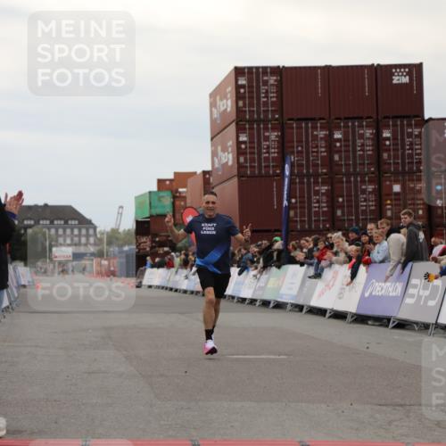 03.10.2025 - Köhlbrandbrückenlauf Yannick Fuchs http://msf.ph/oto/8982396 03.10.2025 15:45:29 Ziel 9148 meine-sportfotos.de