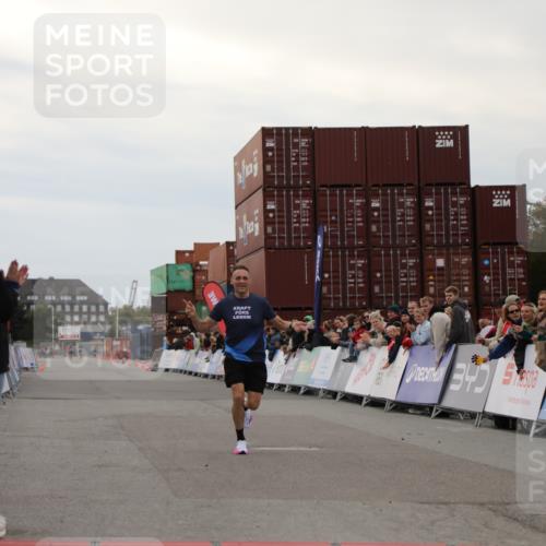 03.10.2025 - Köhlbrandbrückenlauf Yannick Fuchs http://msf.ph/oto/8982397 03.10.2025 15:45:29 Ziel 9148 meine-sportfotos.de