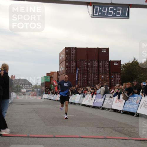 03.10.2025 - Köhlbrandbrückenlauf Yannick Fuchs http://msf.ph/oto/8982398 03.10.2025 15:45:30 Ziel 9148 meine-sportfotos.de