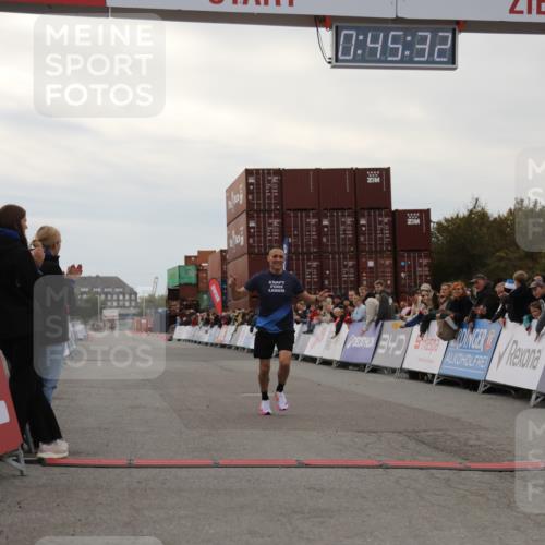 03.10.2025 - Köhlbrandbrückenlauf Yannick Fuchs http://msf.ph/oto/8982399 03.10.2025 15:45:30 Ziel 9148 meine-sportfotos.de