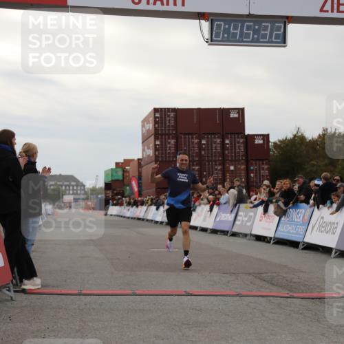 03.10.2025 - Köhlbrandbrückenlauf Yannick Fuchs http://msf.ph/oto/8982400 03.10.2025 15:45:30 Ziel 9148 meine-sportfotos.de