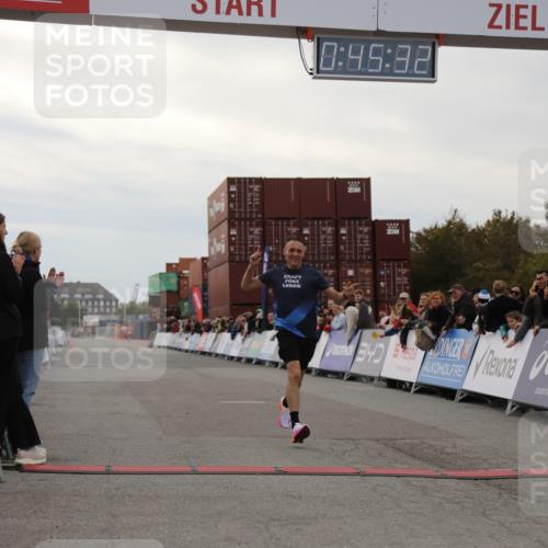 03.10.2025 - Köhlbrandbrückenlauf Yannick Fuchs http://msf.ph/oto/8982402 03.10.2025 15:45:30 Ziel 9148 meine-sportfotos.de
