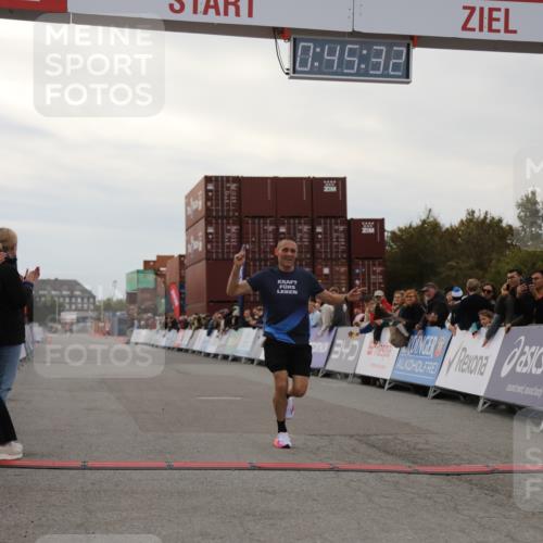 03.10.2025 - Köhlbrandbrückenlauf Yannick Fuchs http://msf.ph/oto/8982403 03.10.2025 15:45:31 Ziel 9148 meine-sportfotos.de