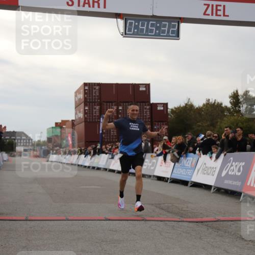 03.10.2025 - Köhlbrandbrückenlauf Yannick Fuchs http://msf.ph/oto/8982404 03.10.2025 15:45:31 Ziel 9148 meine-sportfotos.de