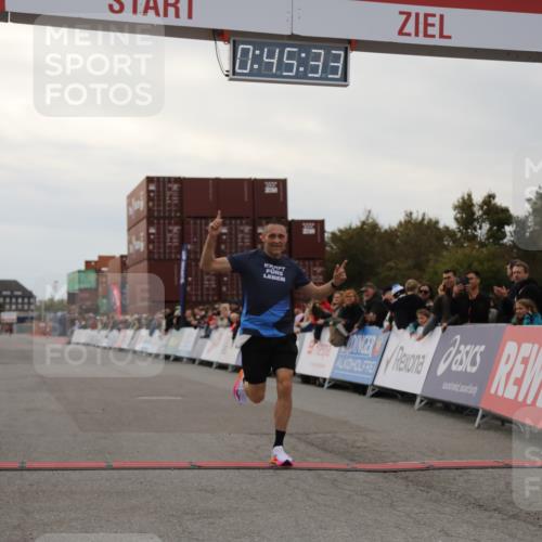 03.10.2025 - Köhlbrandbrückenlauf Yannick Fuchs http://msf.ph/oto/8982405 03.10.2025 15:45:31 Ziel 9148 meine-sportfotos.de