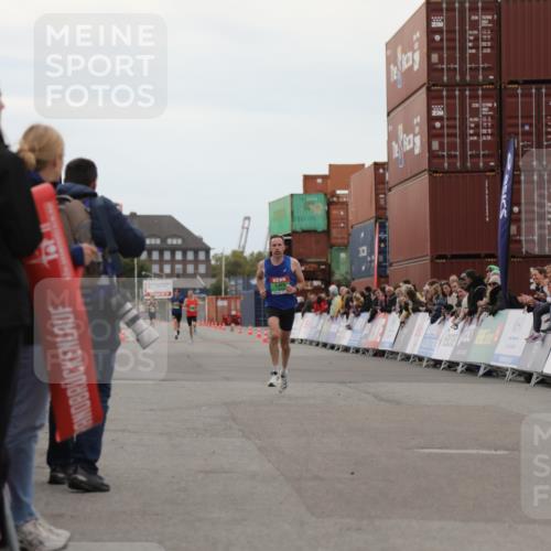 03.10.2025 - Köhlbrandbrückenlauf Yannick Fuchs http://msf.ph/oto/8982409 03.10.2025 15:45:56 Ziel 7002 meine-sportfotos.de