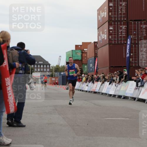 03.10.2025 - Köhlbrandbrückenlauf Yannick Fuchs http://msf.ph/oto/8982410 03.10.2025 15:45:57 Ziel 7002 meine-sportfotos.de