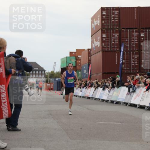 03.10.2025 - Köhlbrandbrückenlauf Yannick Fuchs http://msf.ph/oto/8982411 03.10.2025 15:45:58 Ziel 7002 meine-sportfotos.de