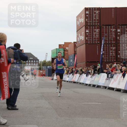 03.10.2025 - Köhlbrandbrückenlauf Yannick Fuchs http://msf.ph/oto/8982412 03.10.2025 15:45:58 Ziel 7002 meine-sportfotos.de