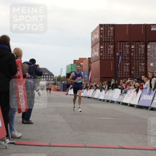 03.10.2025 - Köhlbrandbrückenlauf Yannick Fuchs http://msf.ph/oto/8982413 03.10.2025 15:45:58 Ziel 7002 meine-sportfotos.de