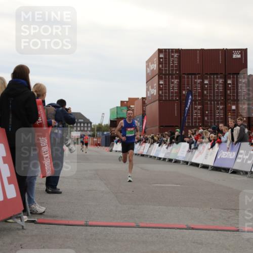 03.10.2025 - Köhlbrandbrückenlauf Yannick Fuchs http://msf.ph/oto/8982414 03.10.2025 15:45:58 Ziel 7002 meine-sportfotos.de