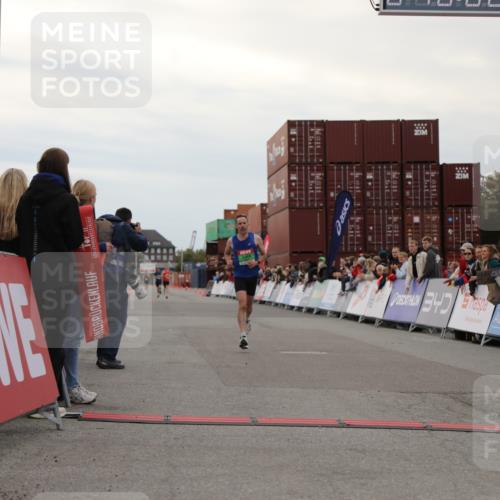 03.10.2025 - Köhlbrandbrückenlauf Yannick Fuchs http://msf.ph/oto/8982415 03.10.2025 15:45:59 Ziel 7002 meine-sportfotos.de