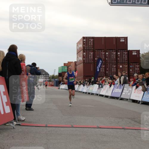 03.10.2025 - Köhlbrandbrückenlauf Yannick Fuchs http://msf.ph/oto/8982416 03.10.2025 15:45:59 Ziel 7002 meine-sportfotos.de