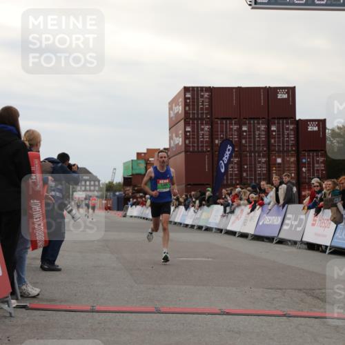 03.10.2025 - Köhlbrandbrückenlauf Yannick Fuchs http://msf.ph/oto/8982417 03.10.2025 15:45:59 Ziel 7002 meine-sportfotos.de