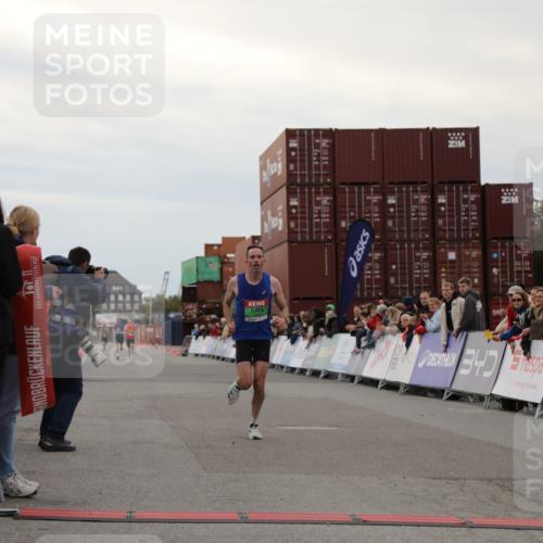 03.10.2025 - Köhlbrandbrückenlauf Yannick Fuchs http://msf.ph/oto/8982418 03.10.2025 15:45:59 Ziel 7002 meine-sportfotos.de