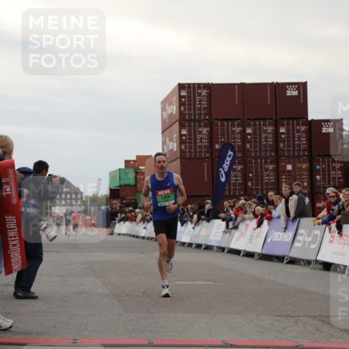 03.10.2025 - Köhlbrandbrückenlauf Yannick Fuchs http://msf.ph/oto/8982419 03.10.2025 15:45:59 Ziel 7002 meine-sportfotos.de