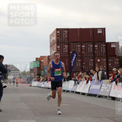 03.10.2025 - Köhlbrandbrückenlauf Yannick Fuchs http://msf.ph/oto/8982421 03.10.2025 15:46:00 Ziel 7002 meine-sportfotos.de