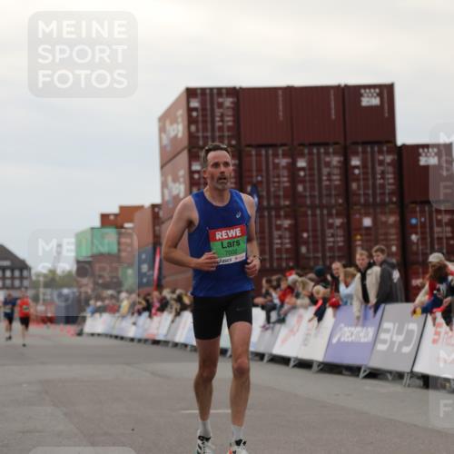 03.10.2025 - Köhlbrandbrückenlauf Yannick Fuchs http://msf.ph/oto/8982423 03.10.2025 15:46:00 Ziel 7002 meine-sportfotos.de