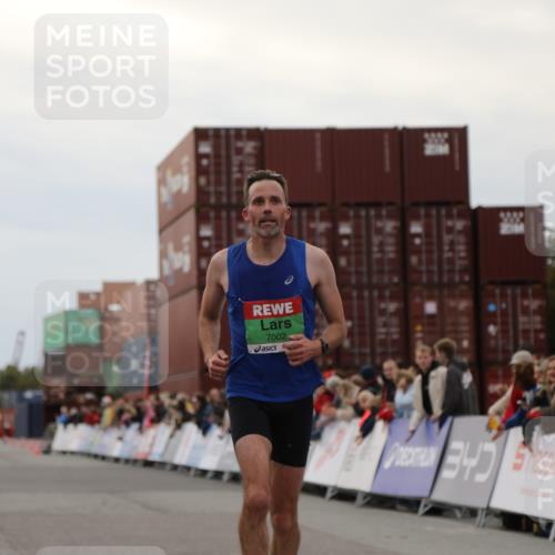03.10.2025 - Köhlbrandbrückenlauf Yannick Fuchs http://msf.ph/oto/8982424 03.10.2025 15:46:01 Ziel 7002, 9130 meine-sportfotos.de