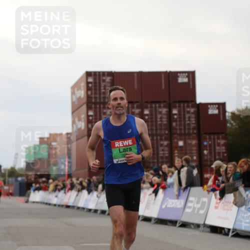 03.10.2025 - Köhlbrandbrückenlauf Yannick Fuchs http://msf.ph/oto/8982425 03.10.2025 15:46:01 Ziel 7002, 9130 meine-sportfotos.de
