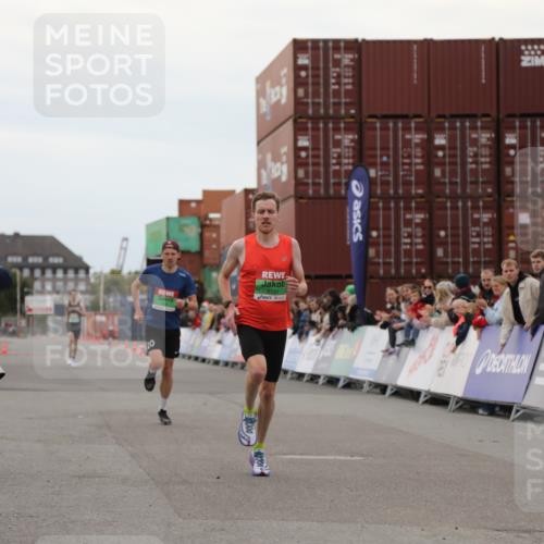 03.10.2025 - Köhlbrandbrückenlauf Yannick Fuchs http://msf.ph/oto/8982440 03.10.2025 15:46:08 Ziel 7003, 9130 meine-sportfotos.de