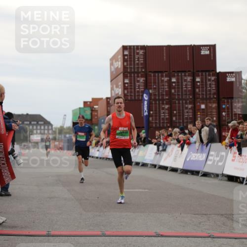 03.10.2025 - Köhlbrandbrückenlauf Yannick Fuchs http://msf.ph/oto/8982441 03.10.2025 15:46:09 Ziel 7003, 9130, 9720 meine-sportfotos.de