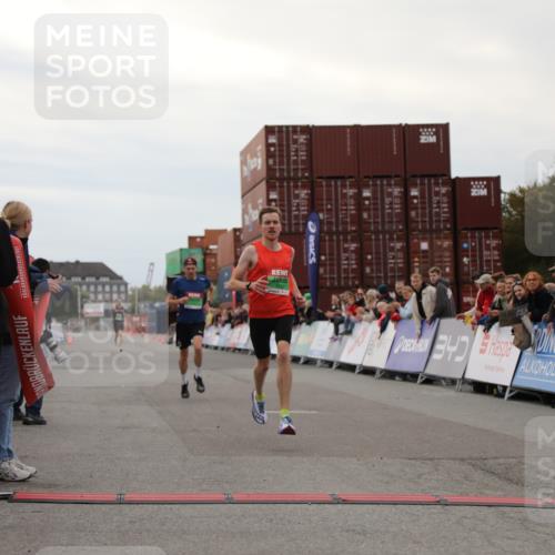 03.10.2025 - Köhlbrandbrückenlauf Yannick Fuchs http://msf.ph/oto/8982442 03.10.2025 15:46:09 Ziel 7003, 9130, 9720 meine-sportfotos.de