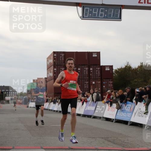 03.10.2025 - Köhlbrandbrückenlauf Yannick Fuchs http://msf.ph/oto/8982445 03.10.2025 15:46:10 Ziel 7003, 9130, 9720 meine-sportfotos.de