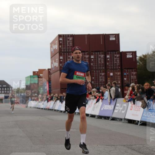 03.10.2025 - Köhlbrandbrückenlauf Yannick Fuchs http://msf.ph/oto/8982449 03.10.2025 15:46:11 Ziel 7003, 9130, 9720 meine-sportfotos.de