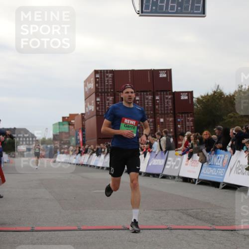 03.10.2025 - Köhlbrandbrückenlauf Yannick Fuchs http://msf.ph/oto/8982450 03.10.2025 15:46:11 Ziel 7003, 9130, 9720 meine-sportfotos.de