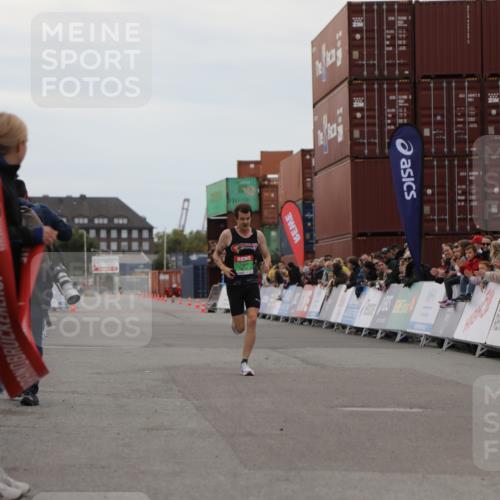 03.10.2025 - Köhlbrandbrückenlauf Yannick Fuchs http://msf.ph/oto/8982456 03.10.2025 15:46:15 Ziel 9720 meine-sportfotos.de