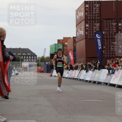 03.10.2025 - Köhlbrandbrückenlauf Yannick Fuchs http://msf.ph/oto/8982457 03.10.2025 15:46:15 Ziel 9720 meine-sportfotos.de