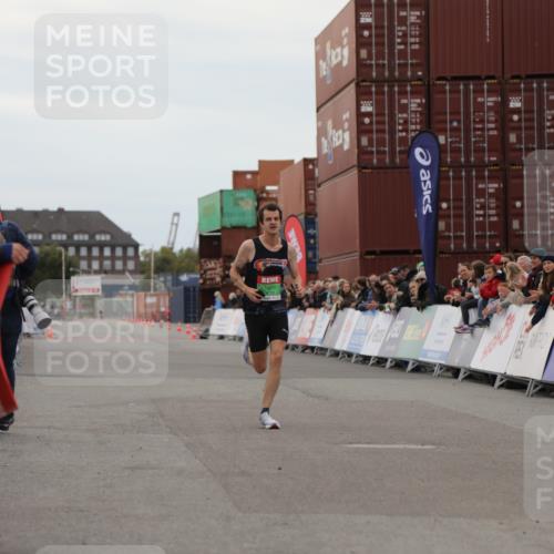 03.10.2025 - Köhlbrandbrückenlauf Yannick Fuchs http://msf.ph/oto/8982458 03.10.2025 15:46:16 Ziel 9720 meine-sportfotos.de