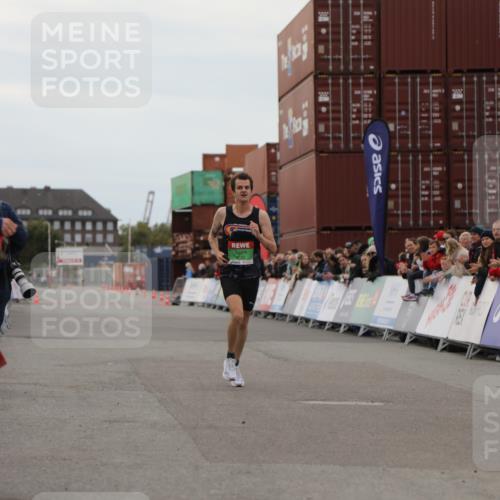 03.10.2025 - Köhlbrandbrückenlauf Yannick Fuchs http://msf.ph/oto/8982459 03.10.2025 15:46:16 Ziel 9720 meine-sportfotos.de