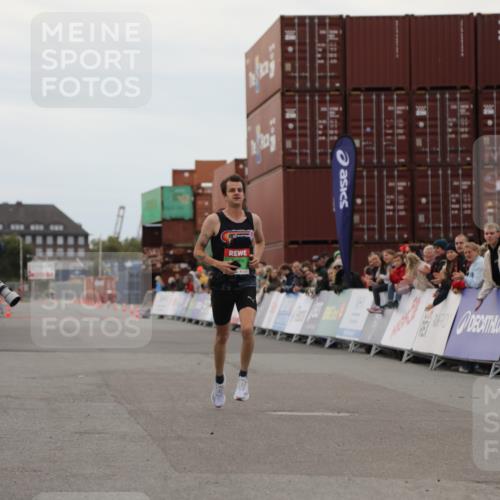 03.10.2025 - Köhlbrandbrückenlauf Yannick Fuchs http://msf.ph/oto/8982460 03.10.2025 15:46:16 Ziel 9720 meine-sportfotos.de